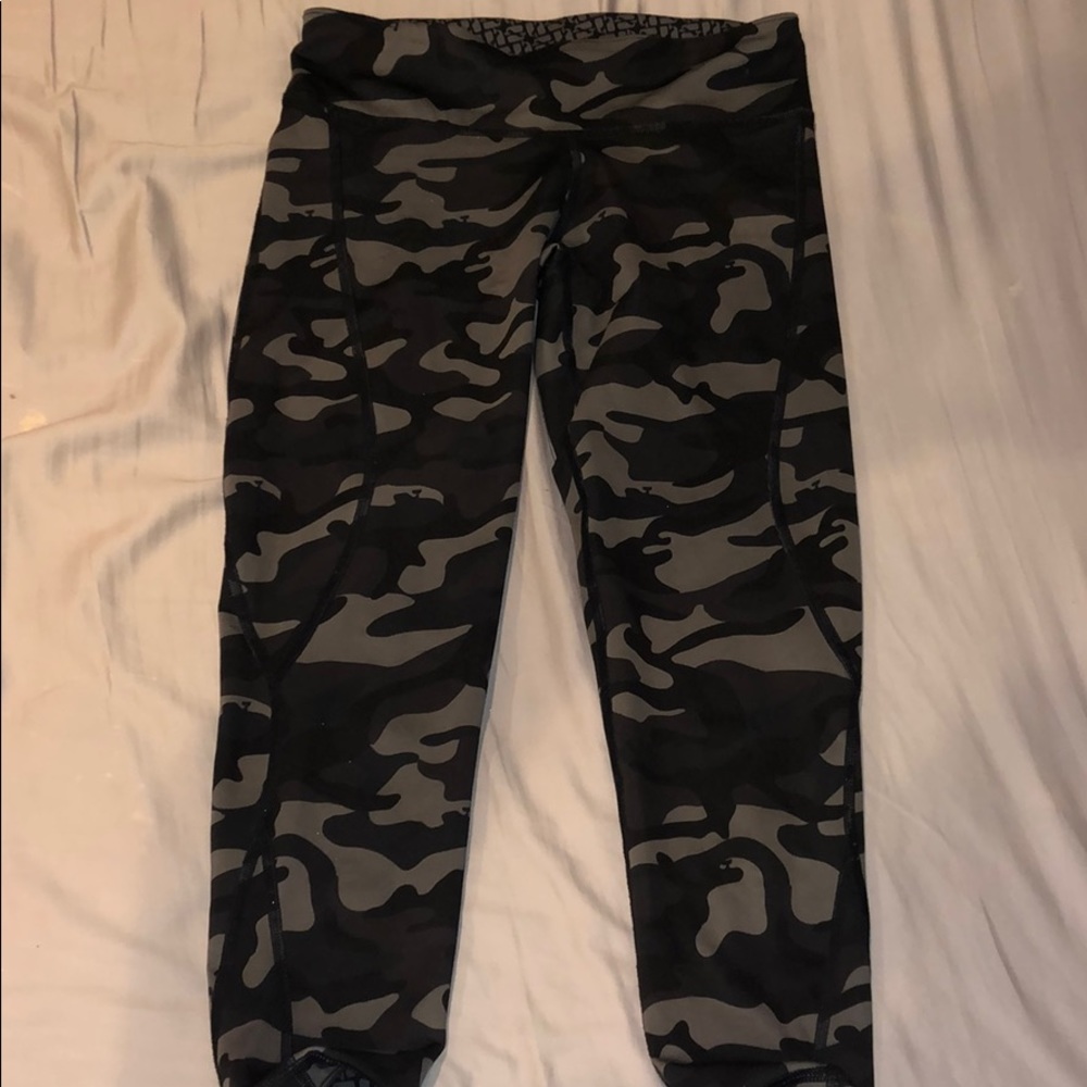 Reversible vineyard vines camo/whale print legging